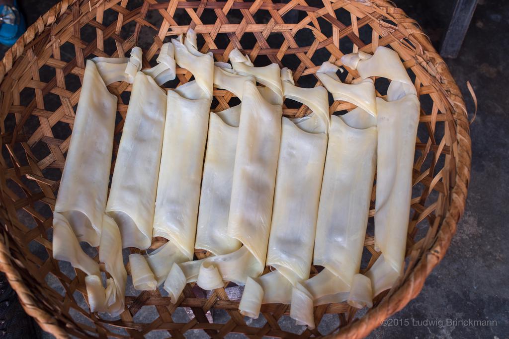Making Rushan 制作乳扇 | YunnanExplorer