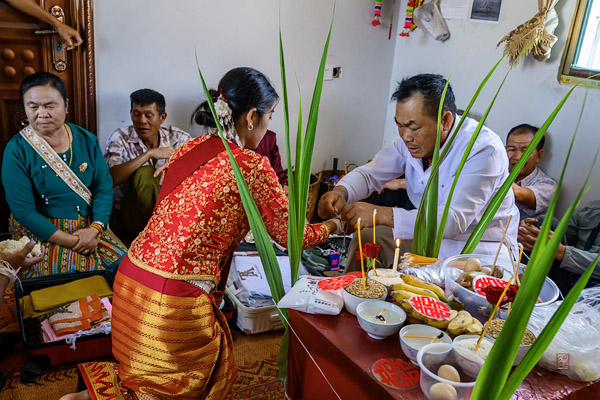 Dai Wedding: Tying the Thread 拴钱