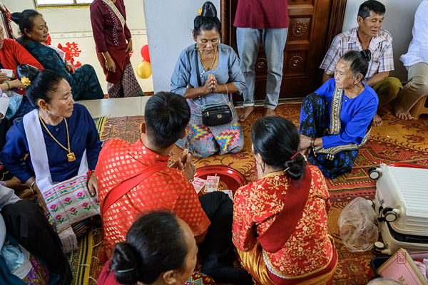Dai Wedding: Tying the Thread 拴钱