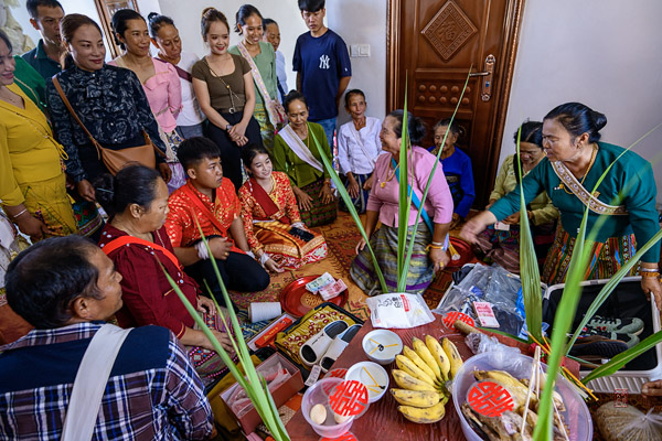 Dai Wedding: Tying the Thread 拴钱